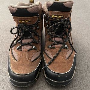 Hi-Tec Men’s brown hiking boats, size 9, EUC, lace up, suede
